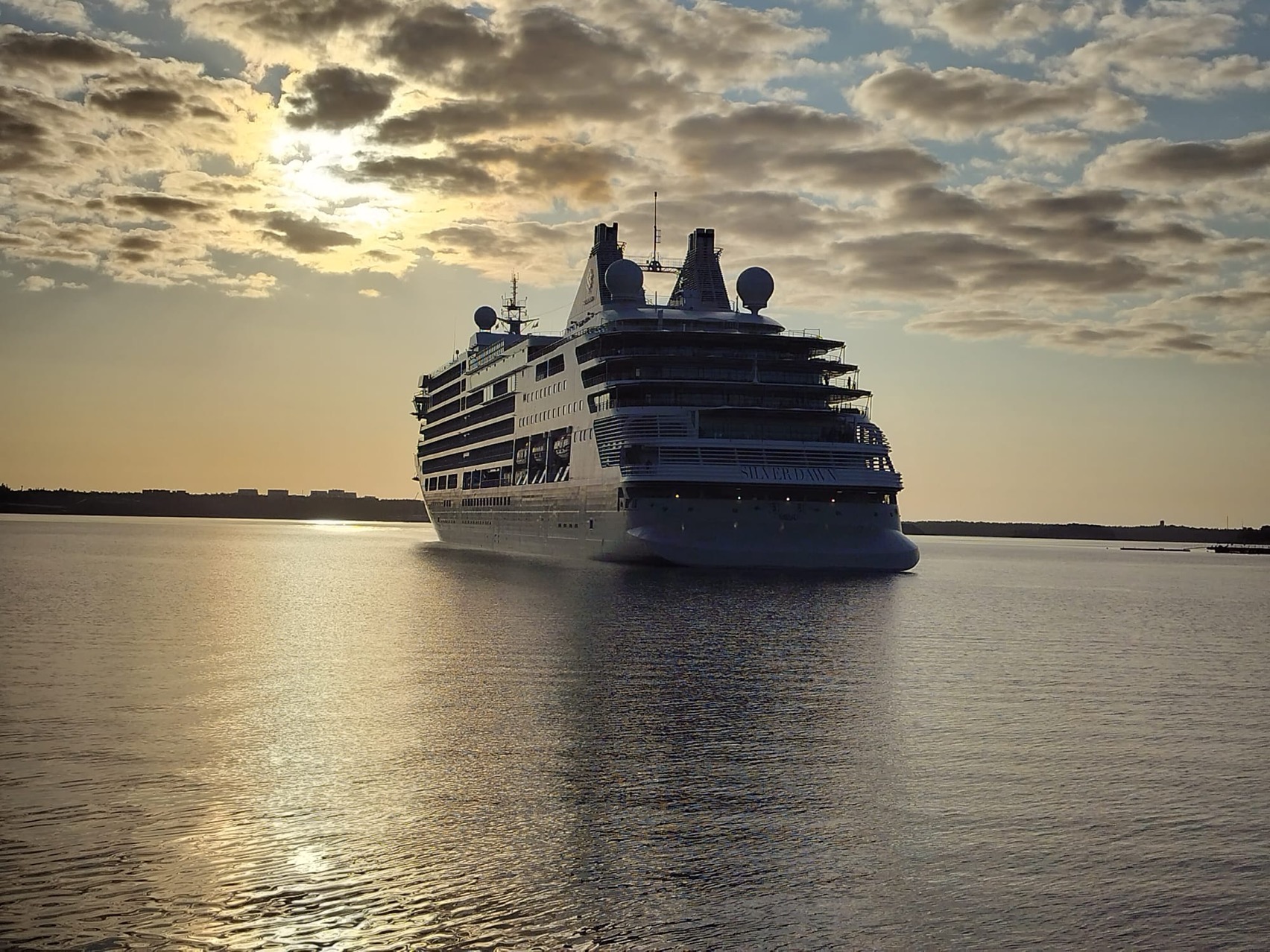 Kuvassa Silver Dawn -alus merimaisemassa.