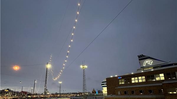 Kuvassa näkyvät Olympiaterminaalin valot, jotka menevät Kauppatorille saakka.