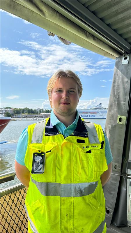 Kuvassa on Atte Kinnunen keltaiset turvaliivit päällä. Meri taustalla.