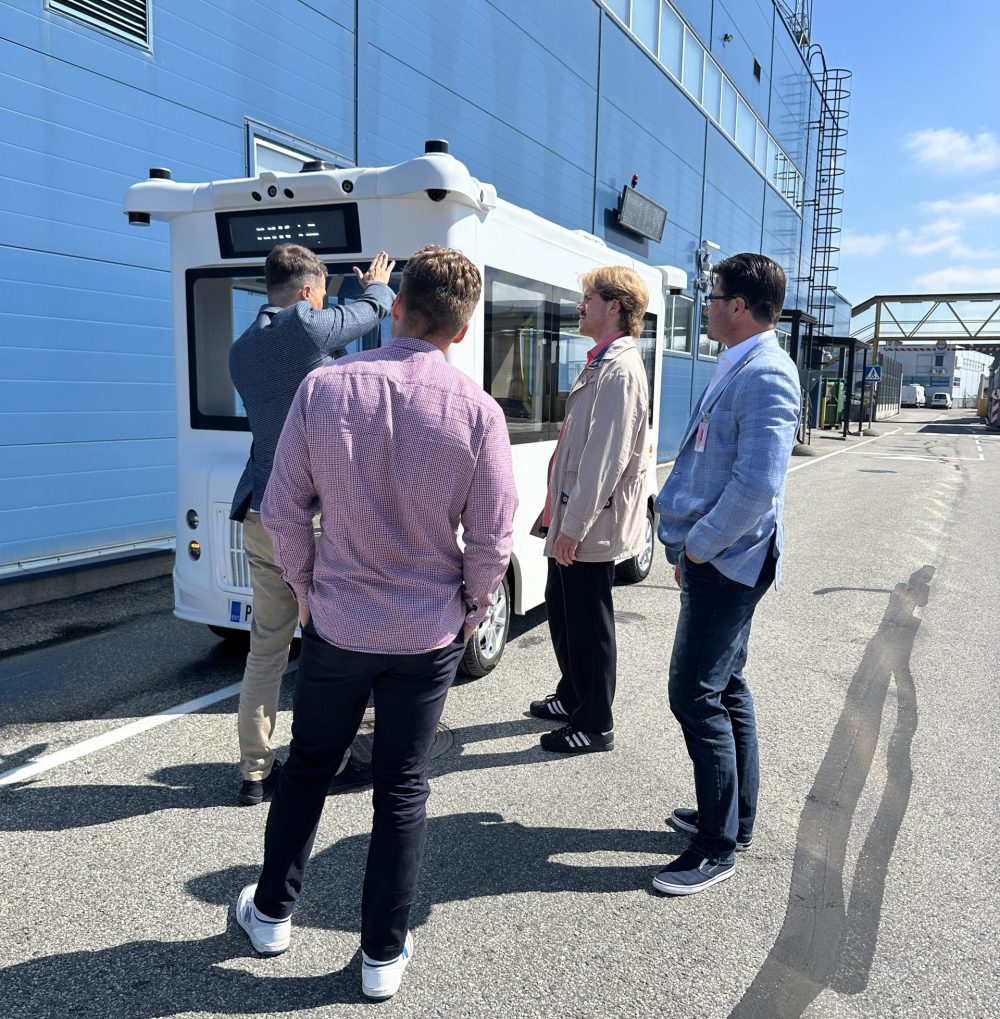 Henkilöille esitellään Auvetechin autonomista sähköbussia